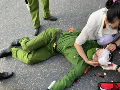 Hà Nội: Nam sinh viên đi xe máy không biển tông đại uý công an chốt kiểm dịch nhập viện