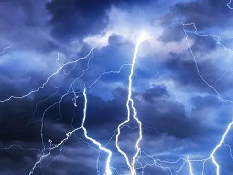 Quảng Ngãi: 4 người họ hàng trong gia đình bị sét đánh