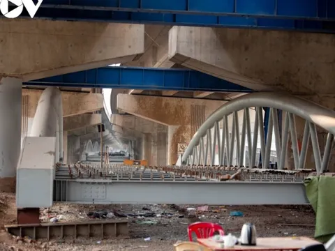 Cầu vòm vượt hồ Linh Đàm bị chậm tiến độ, không hẹn ngày hoàn thành