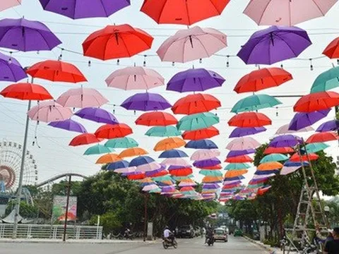 Ảnh: Phố đi bộ Trịnh Công Sơn rực rỡ với hàng trăm chiếc ô cùng hàng vạn bóng đèn led