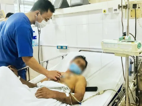 Ăn cơm với ruốc lỗ, người đàn ông suýt mất mạng