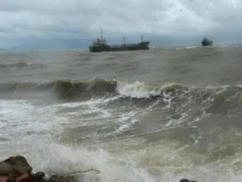 Chủ động ứng phó với vùng áp thấp trên Biển Đông có khả năng mạnh thêm