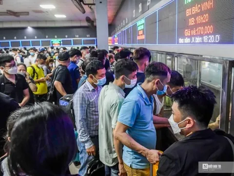 Người dân chen chân mua vé về quê dịp nghỉ lễ 30/4 – 1/5