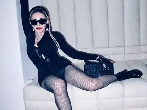 Madonna gây sốc vì 64 tuổi trông như "đôi mươi”, yêu trai trẻ kém 36 tuổi