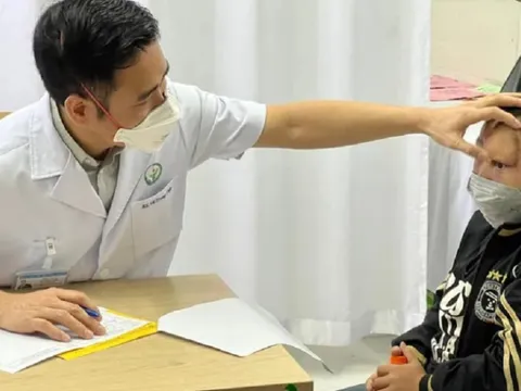 Thương xót cậu bé dân tộc Thái mang khối u "khủng" trên mắt suốt 9 năm