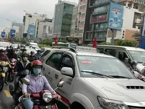 Cửa ngõ, bến xe ở TP HCM đang ken cứng, đường về miền Tây ùn ứ nhiều nơi