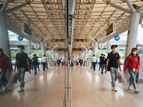Hình ảnh đối lập ở sân bay Tân Sơn Nhất sáng 30/4