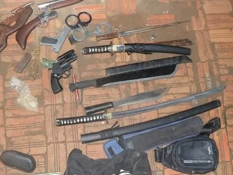 Vĩnh Long: Kiểm tra phòng trọ, phát hiện 4 cây súng và hung khí