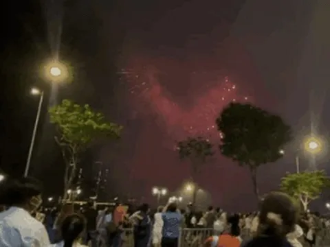 Pháo hoa rực sáng trên bầu trời TP HCM lễ 30-4