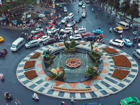 Đà Lạt nhộn nhịp du khách trong ngày đầu nghỉ Lễ 30/4 - 1/5 dù trời mưa phùn từ sáng đến chiều