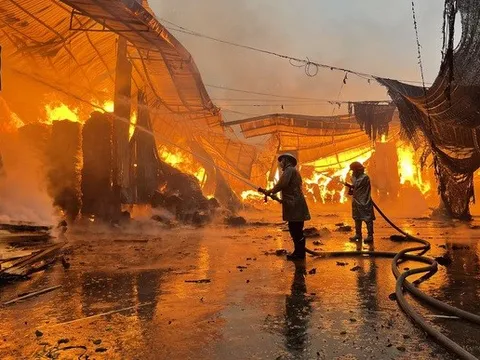 Hà Nội: "Biển lửa" bao trùm xưởng gỗ lúc rạng sáng, hơn 80 chiến sĩ căng thẳng chữa cháy