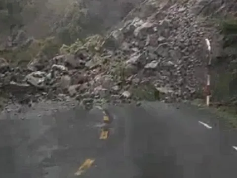 Mưa kéo dài gây sạt lở đường đèo Đại Ninh đoạn qua tỉnh Bình Thuận