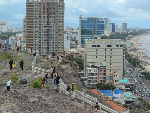 Giới trẻ đua nhau leo núi đá để check-in ảnh ''độc'' toàn cảnh Vũng Tàu