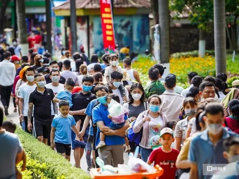 "Biển người" chen chân trong Công viên Thủ lệ dịp nghỉ lễ