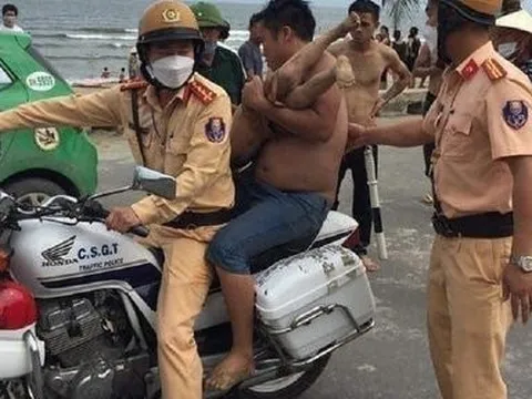 CSGT Sầm Sơn dùng mô tô đặc chủng đưa cháu bé đuối nước đi cấp cứu