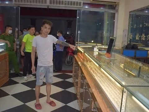 Cướp tiệm vàng rồi tạo bằng chứng ngoại phạm