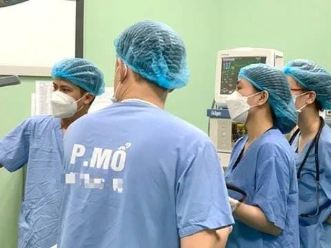 Nội soi lấy móc ổ khóa trong dạ dày bé 20 tháng tuổi