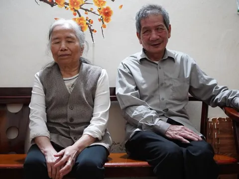 Vợ chồng mù bán chổi đót ở Hà Nội: Câu chuyện mất đi ánh sáng và mối tình bền chặt 30 năm