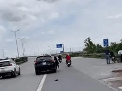 CSGT Hà Nội xác minh clip người phụ nữ ngã văng xuống đường khi cố bám vào cửa ô tô