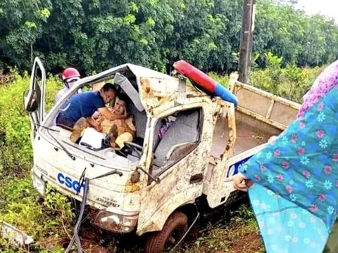 Lật xe ô tô chuyên dụng, một CSGT bị thương