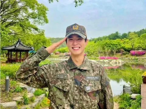 "Mỹ nam" Hàn Quốc Park Bo Gum xuất ngũ, nhan sắc khiến fan mê mẩn