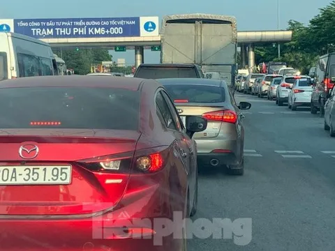 Ùn ứ kéo dài tại trạm thu phí cao tốc Nội Bài - Lào Cai