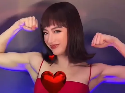 Angela Phương Trinh hóa "búp bê" vẫn không quên khoe cơ bắp