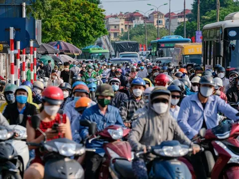 Người dân ùn ùn quay trở lại Hà Nội dù chưa kết thúc kỳ nghỉ lễ vì nỗi sợ tắc đường, giao thông khu vực cửa ngõ ùn ứ