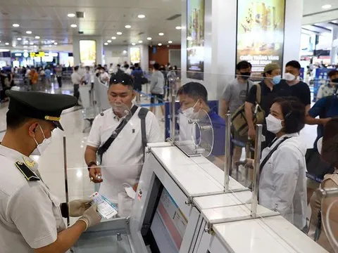 Ngày cuối nghỉ lễ, sân bay Nội Bài và Tân Sơn Nhất đông kín khách