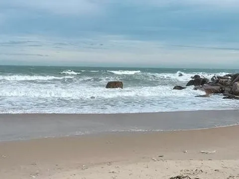 Bình Thuận: Một du khách tắm biển bị đuối nước