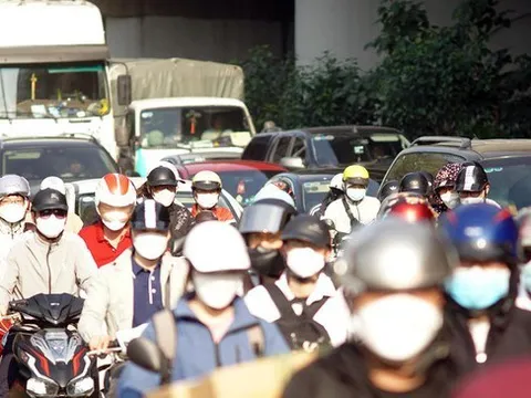 Kết thúc nghỉ lễ, 'biển người' lỉnh kỉnh đồ đạc trở lại Hà Nội