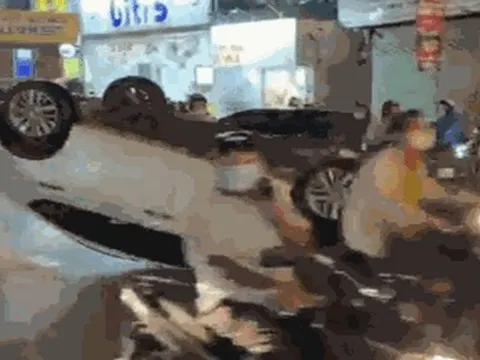 CLIP: Ô tô lật ngửa trong đêm mưa, nữ tài xế thoát nạn trong gang tấc