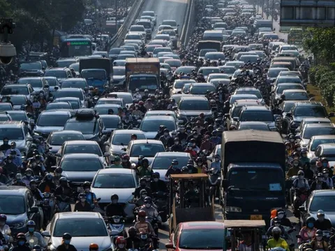 Đường phố Hà Nội lại kẹt cứng sau kỳ nghỉ lễ, người dân len lỏi khắp đường ngang ngõ hẻm để kịp giờ làm