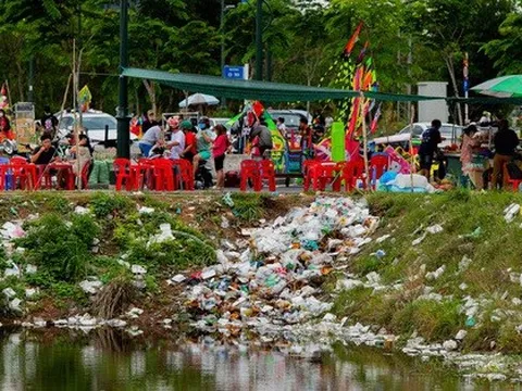 Chùm ảnh: Choáng với cảnh rác thải tràn ngập khu đất “triệu đô” Thủ Thiêm