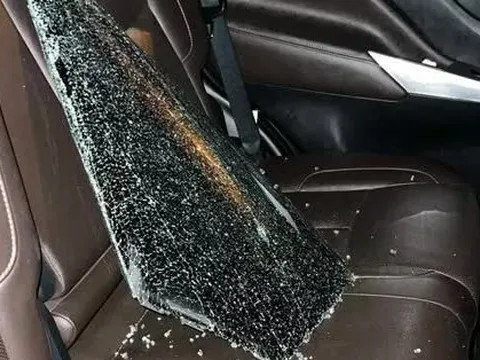 Cửa ô tô bị đập vụn giữa nơi sầm uất, chủ xe kêu mất 50.000 USD