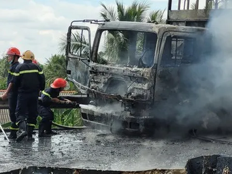 CLIP: Xe chở nhớt cháy rụi trên cao tốc Trung Lương – TP HCM, kẹt xe kéo dài