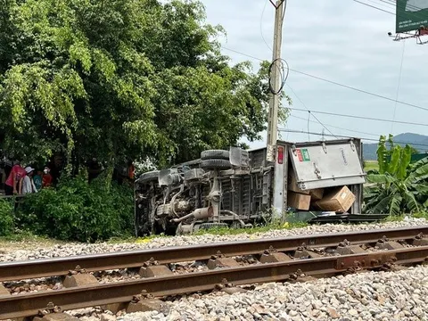 Tàu hoả va chạm với xe tài khiến 2 người thương vong