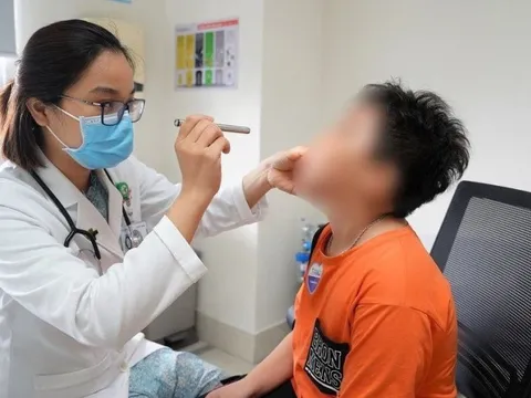 Bàng hoàng khi biết “dị vật” khiến bé trai chảy nước mũi suốt 2 tháng