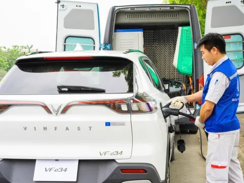 Ô tô điện VinFast sạc pin cứu hộ 300.000 đồng trong 15 phút, xe đủ sức đi thêm 30km