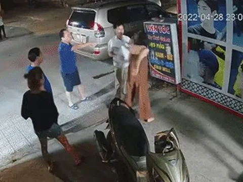 Phó trưởng công an phường thiếu kiềm chế nên đã tát cô gái ở quán tóc