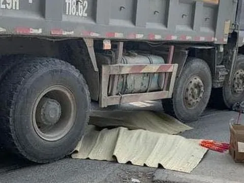 Hà Nội: 3 mẹ con tử vong thương tâm sau va chạm với xe tải