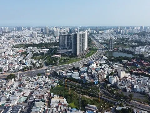 Siết tín dụng, trái phiếu bất động sản, doanh nghiệp xoay sở ra sao?