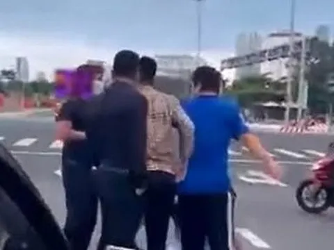 Hành động hung hãn của nhóm côn đồ đánh người giữa phố ở Đà Nẵng