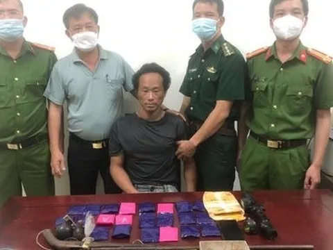 Bắt đối tượng thủ 2 quả lựu đạn và súng để buôn ma túy