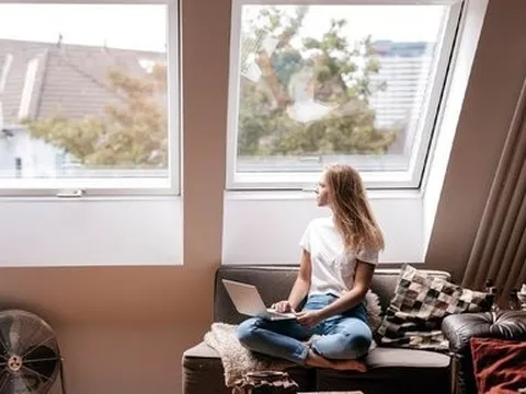 Ngồi trong nhà cả ngày, có nên bôi kem chống nắng?