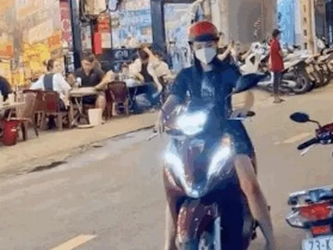 Bắt gặp MC Hoàng Oanh tự lái xe máy rời sự kiện, hình ảnh giản dị đến bất ngờ hậu ly hôn!