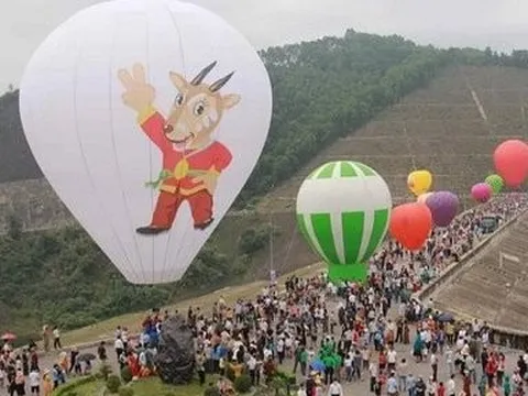 Hàng nghìn người đổ xô về chiêm ngưỡng lễ hội khinh khí cầu ở Hà Tĩnh