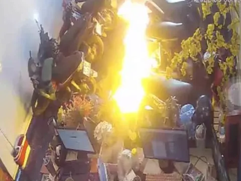 Điều tra kẻ tưới xăng, phóng hỏa quán game đang có 40 người