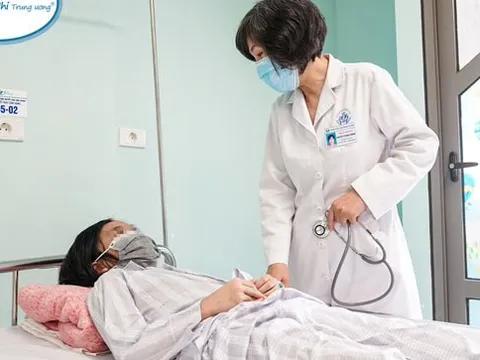 Mắc căn bệnh sự sống chỉ tính bằng ngày, cô bé được em 4 tuổi hiến tuỷ giúp "hồi sinh"