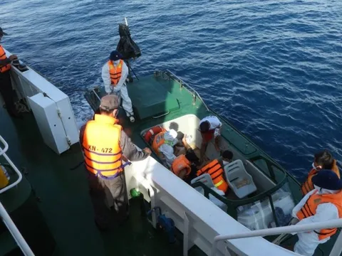 Kịp thời đưa ngư dân bị tai nạn lao động chuyển tuyến điều trị bệnh